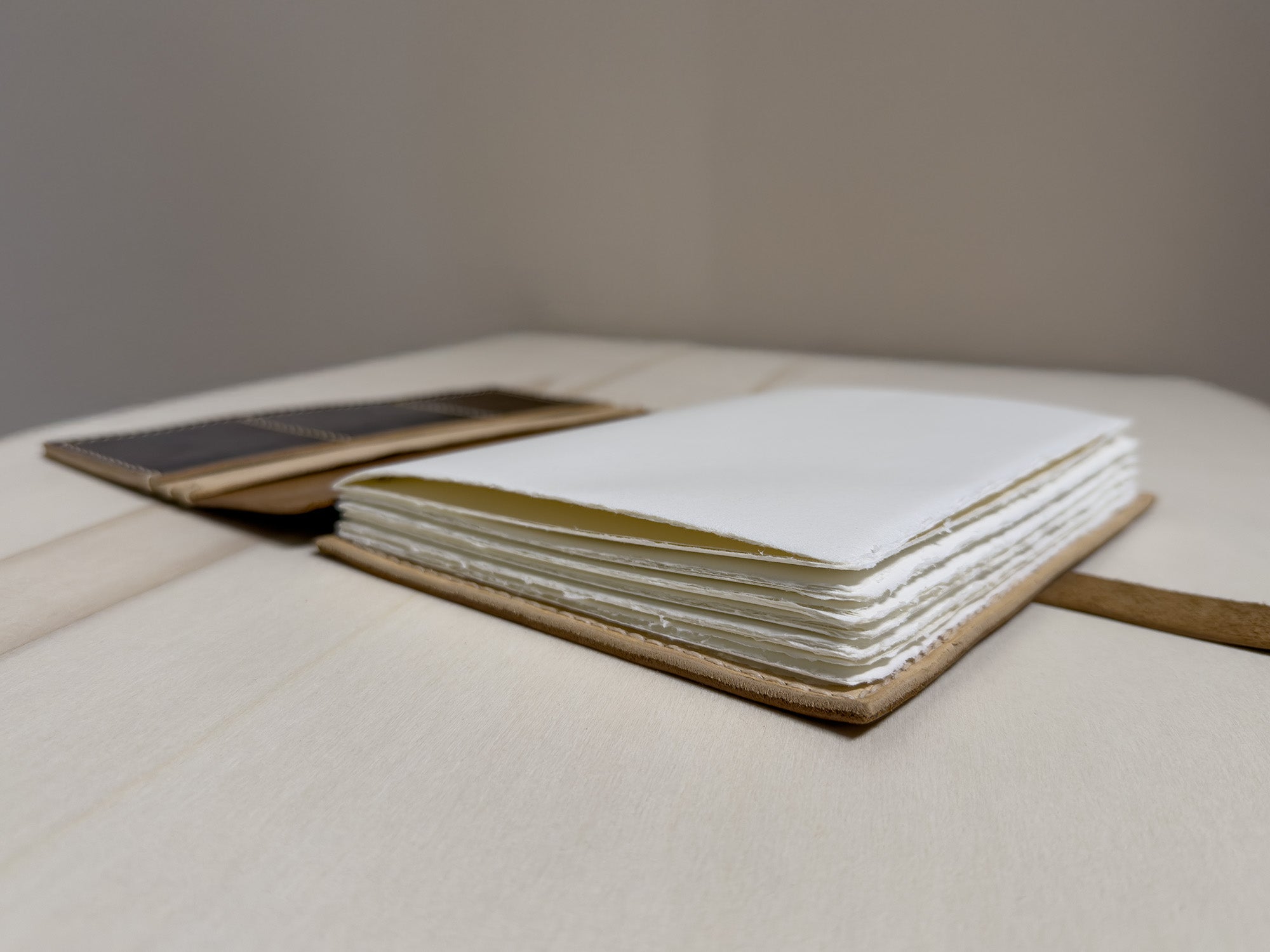 Taccuino A5 "Il Viandante" in Pelle | con Carta di Amalfi | Soffio Artigiano