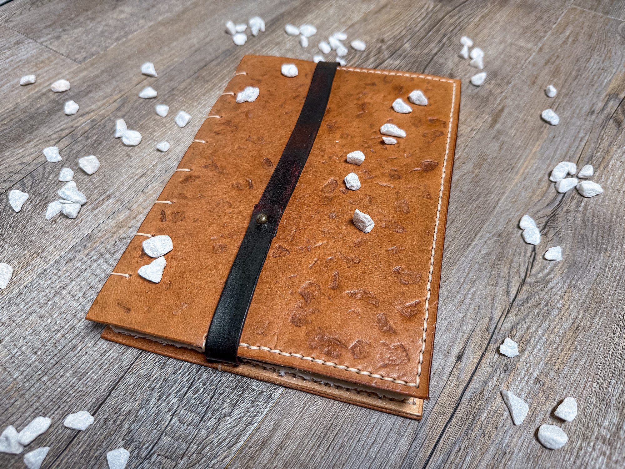 Eco di Pietra | Taccuino in Cuoio Inciso a Mano | Soffio Artigiano