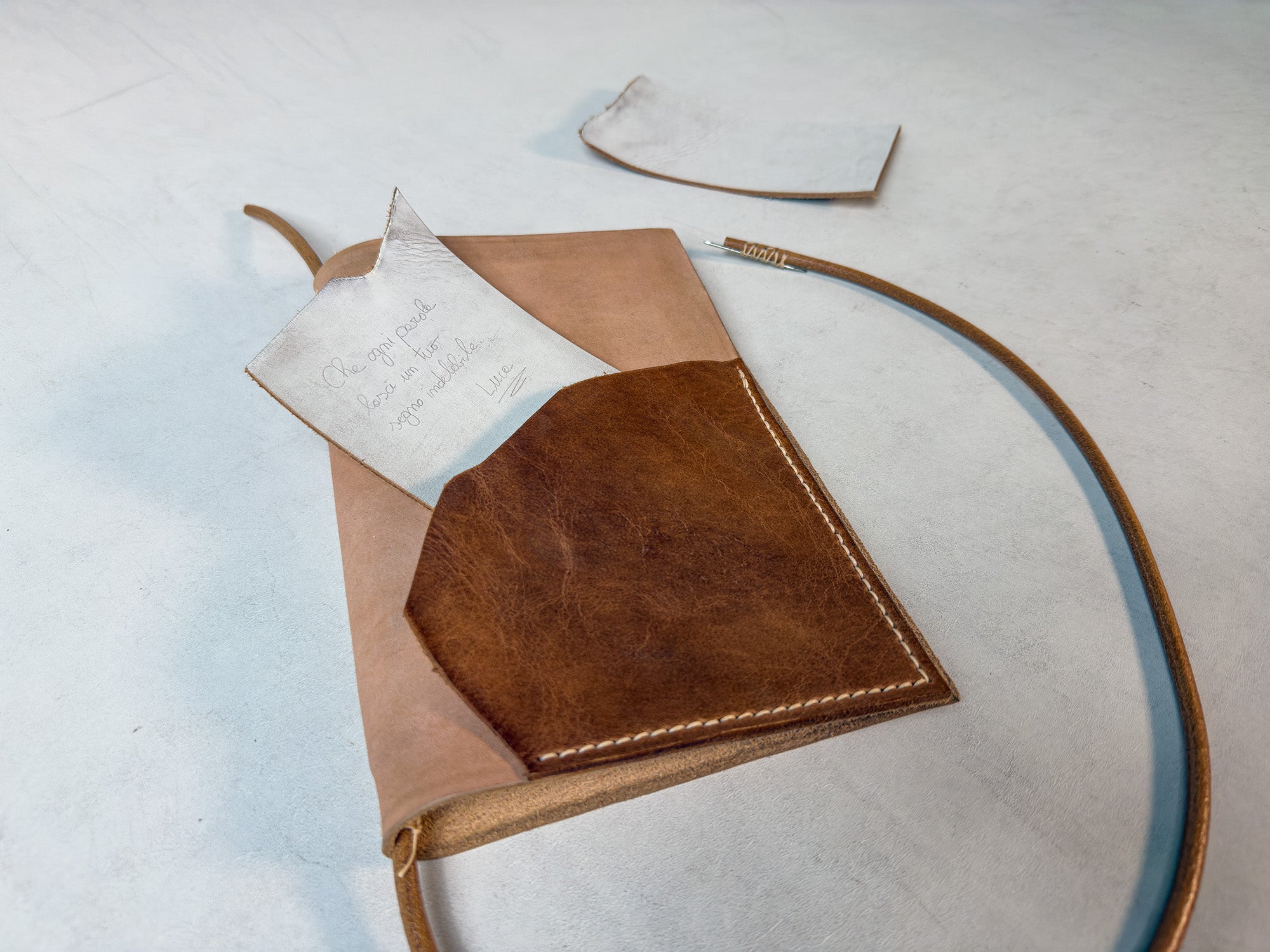 Il Tuo Messaggio da Incidere | Sketchbook A5 Ricaricabile in Cuoio con Dedica da Scolpire a Mano | Soffio Artigiano