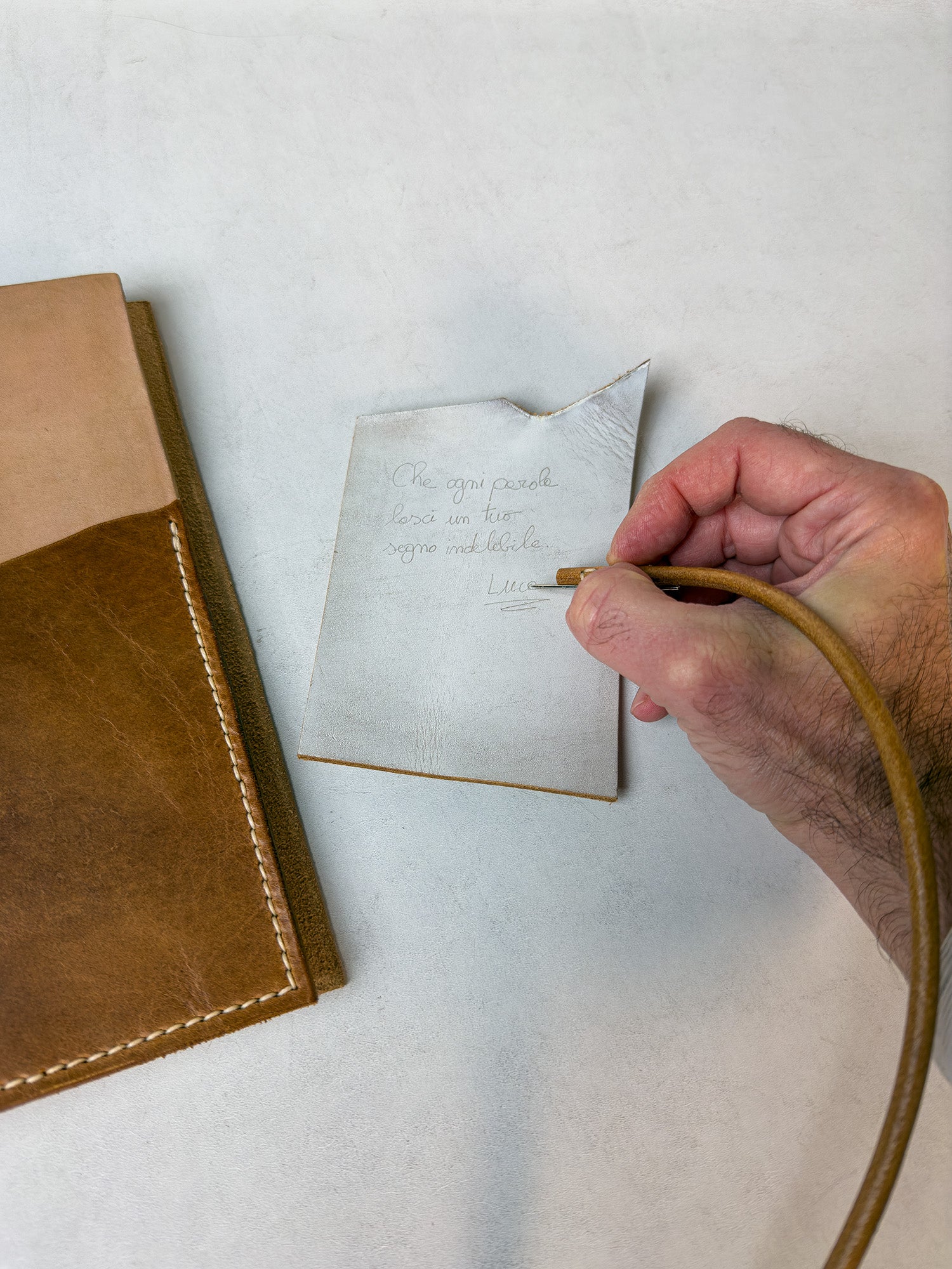 Il Tuo Messaggio da Incidere | Sketchbook A5 Ricaricabile in Cuoio con Dedica da Scolpire a Mano | Soffio Artigiano